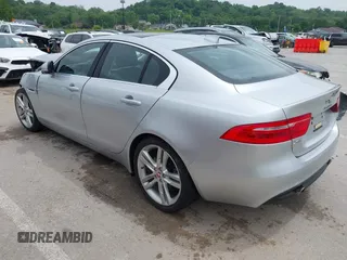 2017 Jaguar XE 35t Prestige z VIN SAJAK4BV2HA963732, wystawiony jako IAAI lot #42275319 z przebiegiem 32 600 mil mil oraz . Historia ofert i sprzedaży dostępna na DreamBid. Obrazek 3.