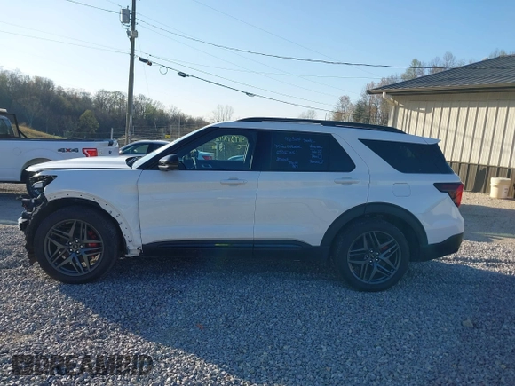 2025 Ford Explorer ST z VIN 1FMWK8GC9SGA40313, wystawiony jako IAAI lot #41931242 z przebiegiem 9 279 mil mil oraz . Historia ofert i sprzedaży dostępna na DreamBid. Obrazek 15.