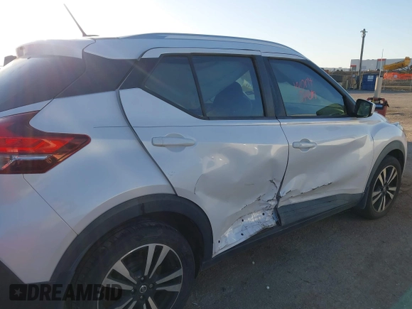 2019 Nissan Kicks SR z VIN 3N1CP5CU1KL546903, wystawiony jako IAAI lot #41765649 z przebiegiem 42 095 mil mil oraz . Historia ofert i sprzedaży dostępna na DreamBid. Obrazek 6.