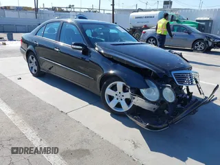 2005 Mercedes-Benz E 500 z VIN WDBUF70J25A693509, wystawiony jako IAAI lot #42273061 z przebiegiem 89 704 mil mil oraz . Historia ofert i sprzedaży dostępna na DreamBid. Obrazek 1.