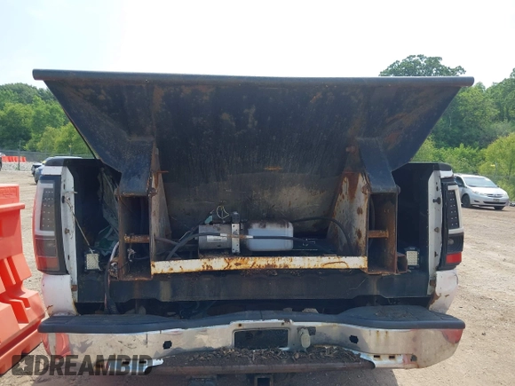 2006 Chevrolet Silverado 3500 SRW Wrk Trk z VIN 1GCHK34U36E213547, wystawiony jako IAAI lot #42521595 z przebiegiem 202 693 mil mil oraz . Historia ofert i sprzedaży dostępna na DreamBid. Obrazek 16.