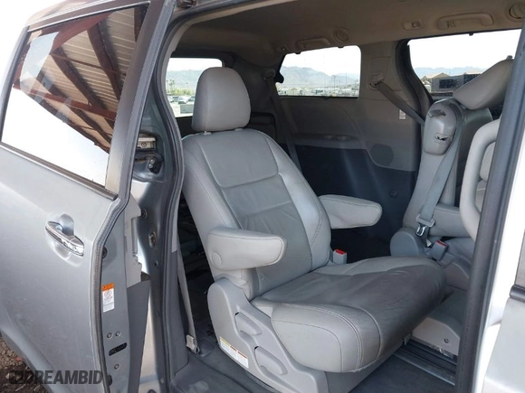 2016 Toyota Sienna XLE with VIN 5TDYK3DCXGS751231, listed as a IAAI auction lot 41975167 with 135,266 mi miles. Bid and sale history available at carsss.com. Image 8.