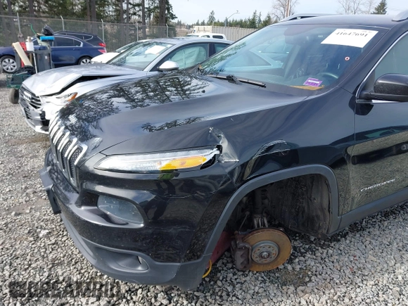 2014 Jeep Cherokee Latitude with VIN 1C4PJMCS0EW169696, listed as a IAAI auction lot 41647691 with 98,919 mi miles. Bid and sale history available at carsss.com. Image 6.