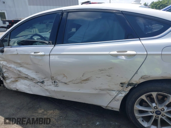 2020 Ford Fusion SE z VIN 3FA6P0LU5LR153942, wystawiony jako IAAI lot #42145638 z przebiegiem 99 961 mil mil oraz . Historia ofert i sprzedaży dostępna na DreamBid. Obrazek 14.