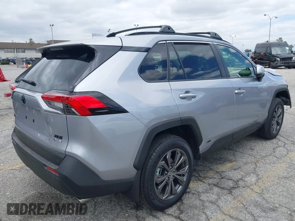 2025 Toyota RAV4 Hybrid XLE Premium z VIN JTMB6RFV5SD157761, wystawiony jako IAAI lot #42261188 z przebiegiem 3 586 mil mil oraz . Historia ofert i sprzedaży dostępna na DreamBid. Obrazek 4.