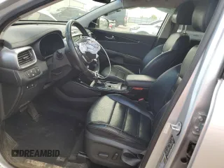 2019 Kia Sorento EX z VIN 5XYPHDA56KG528227, wystawiony jako Copart lot #56522575 z przebiegiem 101 507 mil mil oraz Czysty tytuł • Clean title. Historia ofert i sprzedaży dostępna na DreamBid. Obrazek 7.