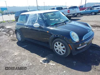 2003 MINI Hardtop z VIN WMWRC334X3TC44014, wystawiony jako IAAI lot #42301317 z przebiegiem 156 573 mil mil oraz . Historia ofert i sprzedaży dostępna na DreamBid. Obrazek 1.