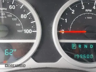 2008 Jeep Wrangler Unlimited Sahara z VIN 1J8GA59138L525836, wystawiony jako IAAI lot #42116359 z przebiegiem 199 600 mil mil oraz . Historia ofert i sprzedaży dostępna na DreamBid. Obrazek 16.