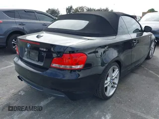 2013 BMW 1 Series 135i z VIN WBAUN7C57DVM27703, wystawiony jako IAAI lot #41905745 z przebiegiem 90 586 mil mil oraz . Historia ofert i sprzedaży dostępna na DreamBid. Obrazek 4.