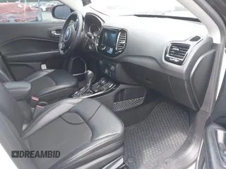 2018 Jeep Compass Latitude z VIN 3C4NJDBBXJT304529, wystawiony jako IAAI lot #42637865 z przebiegiem 112 662 mil mil oraz . Historia ofert i sprzedaży dostępna na DreamBid. Obrazek 5.