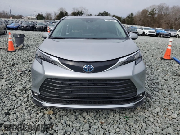 2025 Toyota Sienna XLE with VIN 5TDJRKEC7SS227680, listed as a Copart auction lot 48118175 with 1,085 mi miles and Salvage Title. Bid and sale history available at carsss.com. Image 5.