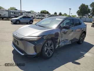 2023 Toyota bZ4X XLE z VIN JTMAAAAA1PA008269, wystawiony jako Copart lot #60583485 z przebiegiem 34 268 mil mil oraz Szkoda całkowita • Salvage title. Historia ofert i sprzedaży dostępna na DreamBid. Obrazek 1.