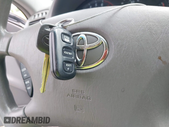 2003 Toyota Camry LE z VIN 4T1BF30K53U555156, wystawiony jako IAAI lot #42144121 z przebiegiem 300 328 mil mil oraz . Historia ofert i sprzedaży dostępna na DreamBid. Obrazek 11.