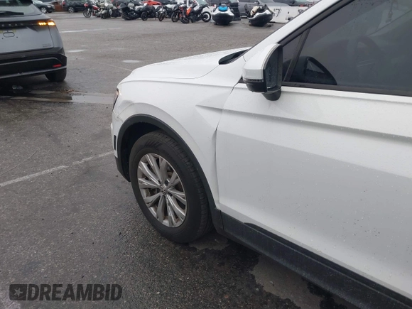 2019 Volkswagen Tiguan S z VIN 3VV1B7AX7KM018189, wystawiony jako IAAI lot #41741924 z przebiegiem 61 740 mil mil oraz . Historia ofert i sprzedaży dostępna na DreamBid. Obrazek 6.