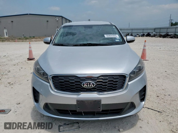 2019 Kia Sorento LX z VIN 5XYPG4A5XKG558737, wystawiony jako Copart lot #56864265 z przebiegiem 99 633 mil mil oraz Czysty tytuł • Clean title. Historia ofert i sprzedaży dostępna na DreamBid. Obrazek 5.