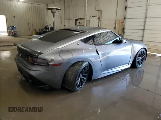 2024 Nissan Z Performance с VIN JN1BZ4BH8RM363566, выставлен на аукционе Copart как лот 47385535 с пробегом 17 514 миль миль и Списание • Salvage title. История ставок и продаж доступна на DreamBid. Изображение 3.