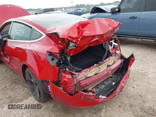2018 Tesla Model 3 Long Range Battery z VIN 5YJ3E1EB8JF119898, wystawiony jako IAAI lot #42297445 z przebiegiem 29 555 mil mil oraz . Historia ofert i sprzedaży dostępna na DreamBid. Obrazek 19.