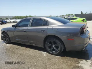 2013 Dodge Charger SE z VIN 2C3CDXBG0DH705519, wystawiony jako Copart lot #57070485 z przebiegiem 157 120 mil mil oraz Szkody całkowita. Historia ofert i sprzedaży dostępna na DreamBid. Obrazek 2.