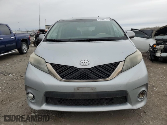 2012 Toyota Sienna SE z VIN 5TDXK3DC9CS222519, wystawiony jako Copart lot #50948145 z przebiegiem 245 553 mil mil oraz Szkoda całkowita • Salvage title. Historia ofert i sprzedaży dostępna na DreamBid. Obrazek 5.