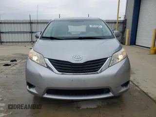 2012 Toyota Sienna LE AAS z VIN 5TDKK3DC0CS222967, wystawiony jako Copart lot #58044405 z przebiegiem 219 970 mil mil oraz Szkoda całkowita • Salvage title. Historia ofert i sprzedaży dostępna na DreamBid. Obrazek 5.