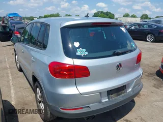 2013 Volkswagen Tiguan SE z VIN WVGAV3AX4DW579821, wystawiony jako IAAI lot #42495336 z przebiegiem 139 595 mil mil oraz . Historia ofert i sprzedaży dostępna na DreamBid. Obrazek 3.