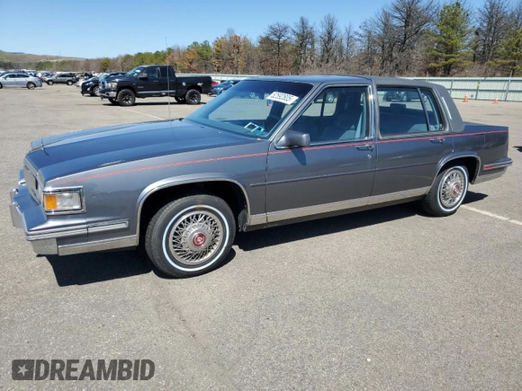 1986 Cadillac DeVille z VIN 1G6CD6984G4341470, wystawiony jako Copart lot #52592805 z przebiegiem 24 359 mil mil oraz Czysty tytuł • Clean title. Historia ofert i sprzedaży dostępna na DreamBid. Obrazek 1.
