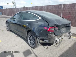 2019 Tesla Model 3 Mid Range z VIN 5YJ3E1EA4KF361967, wystawiony jako IAAI lot #42261724 z przebiegiem 89 902 mil mil oraz . Historia ofert i sprzedaży dostępna na DreamBid. Obrazek 3.