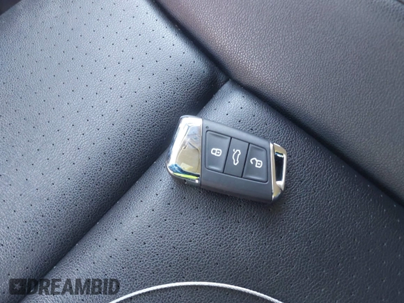2020 Volkswagen Atlas SE z VIN 1V2DP2CAXLC500309, wystawiony jako IAAI lot #42168053 z przebiegiem 38 511 mil mil oraz . Historia ofert i sprzedaży dostępna na DreamBid. Obrazek 11.