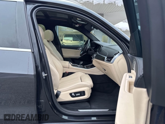 2021 BMW X5 sDrive40i z VIN 5UXCR4C04M9G59370, wystawiony jako IAAI lot #41592538 z przebiegiem 132 083 mil mil oraz . Historia ofert i sprzedaży dostępna na DreamBid. Obrazek 5.