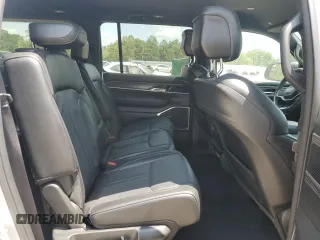 2024 Jeep Wagoneer Series II z VIN 1C4SJRBP0RS120323, wystawiony jako Copart lot #57399555 z przebiegiem 28 006 mil mil oraz Tytuł czysty. Historia ofert i sprzedaży dostępna na DreamBid. Obrazek 11.