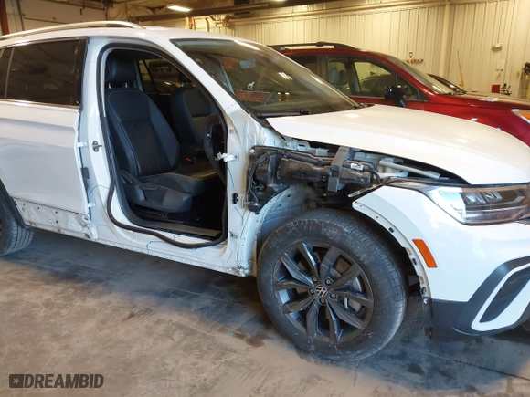 2022 Volkswagen Tiguan SE with VIN 3VV2B7AX4NM077645, listed as a IAAI auction lot 41441603 with 31,782 mi miles. Bid and sale history available at carsss.com. Image 6.