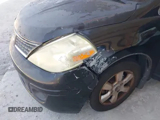 2009 Nissan Versa S z VIN 3N1BC13E19L476855, wystawiony jako IAAI lot #42319486 z przebiegiem 98 425 mil mil oraz . Historia ofert i sprzedaży dostępna na DreamBid. Obrazek 6.