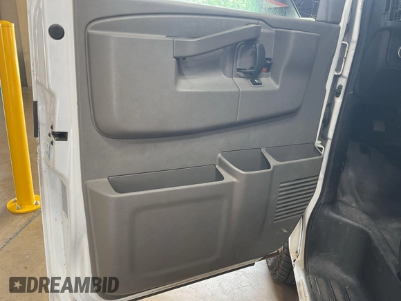 2020 Chevrolet Express Cargo z VIN 1GCWGAFG9L1253235, wystawiony jako IAAI lot #42580142 z przebiegiem 77 857 mil mil oraz . Historia ofert i sprzedaży dostępna na DreamBid. Obrazek 16.
