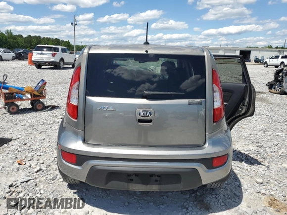 2013 Kia Soul + z VIN KNDJT2A66D7620732, wystawiony jako Copart lot #55578195 z przebiegiem 143 092 mil mil oraz Szkoda całkowita • Salvage title. Historia ofert i sprzedaży dostępna na DreamBid. Obrazek 6.