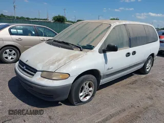 1996 Plymouth Voyager SE z VIN 1P4GP44R9TB498696, wystawiony jako IAAI lot #42402850 z przebiegiem 196 111 mil mil oraz . Historia ofert i sprzedaży dostępna na DreamBid. Obrazek 2.