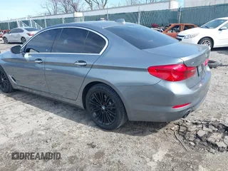 2018 BMW 5 Series 530i xDrive z VIN WBAJA7C59JWC74703, wystawiony jako IAAI lot #41811761 z przebiegiem 54 649 mil mil oraz . Historia ofert i sprzedaży dostępna na DreamBid. Obrazek 3.