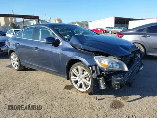 2013 Volvo S60 T6 R-Design Platinum z VIN YV1902FHXD2229046, wystawiony jako IAAI lot #41657237 z przebiegiem 87 015 mil mil oraz . Historia ofert i sprzedaży dostępna na DreamBid. Obrazek 1.