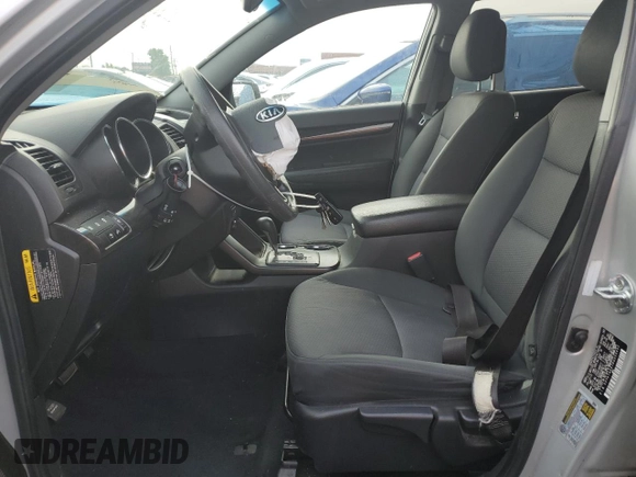2013 Kia Sorento LX z VIN 5XYKT4A67DG355452, wystawiony jako Copart lot #54902255 z przebiegiem 188 949 mil mil oraz Szkoda całkowita • Salvage title. Historia ofert i sprzedaży dostępna na DreamBid. Obrazek 7.