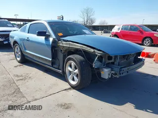 2008 Ford Mustang Deluxe with VIN 1ZVHT80N285126425, listed as a IAAI auction lot 41602360 with 61,496 mi miles. Bid and sale history available at carsss.com. Image 1.