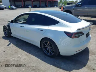 2022 Tesla Model 3 Long Range z VIN 5YJ3E1EB4NF163001, wystawiony jako IAAI lot #42211705 z przebiegiem 53 487 mil mil oraz . Historia ofert i sprzedaży dostępna na DreamBid. Obrazek 3.
