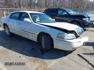 2004 Lincoln Town Car Ultimate z VIN 1LNHM83W94Y601240, wystawiony jako IAAI lot #41666098 z przebiegiem 145 699 mil mil oraz . Historia ofert i sprzedaży dostępna na DreamBid. Obrazek 1.