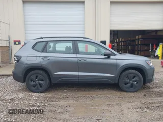 2025 Volkswagen Taos z VIN 3VV5C7B24SM004848, wystawiony jako IAAI lot #42118721 z przebiegiem 6378 mil mil oraz . Historia ofert i sprzedaży dostępna na DreamBid. Obrazek 13.