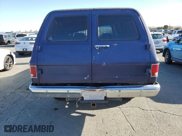 1991 GMC Suburban z VIN 1GKEV16K9MF510909, wystawiony jako Copart lot #81326004 z przebiegiem 216 778 mil mil oraz Tytuł czysty. Historia ofert i sprzedaży dostępna na DreamBid. Obrazek 6.