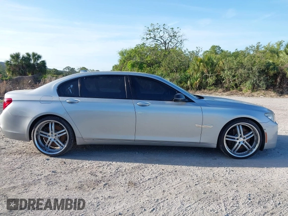 2013 BMW 7 Series 750Li xDrive with VIN WBAYF8C52DD140831, listed as a IAAI auction lot 41941071 with 207,251 mi miles. Bid and sale history available at carsss.com. Image 13.