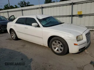 2006 Chrysler 300 z VIN 2C3KA53G16H428549, wystawiony jako Copart lot #59125715 z przebiegiem 184 233 mil mil oraz Szkoda całkowita • Salvage title. Historia ofert i sprzedaży dostępna na DreamBid. Obrazek 4.
