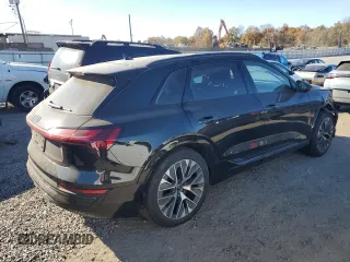 2024 Audi Q8 e-tron Premium Plus z VIN WA15AAGE0RB015202, wystawiony jako Copart lot #76622724 z przebiegiem 10 455 mil mil oraz Szkoda całkowita • Salvage title. Historia ofert i sprzedaży dostępna na DreamBid. Obrazek 3.