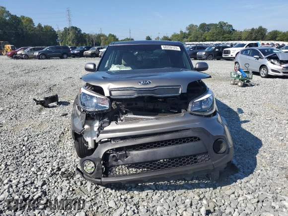 2019 Kia Soul z VIN KNDJN2A26K7025643, wystawiony jako Copart lot #68259123 z przebiegiem Nie podano mil oraz Szkoda całkowita • Salvage title. Historia ofert i sprzedaży dostępna na DreamBid. Obrazek 5.