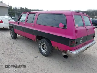 1981 Chevrolet Suburban z VIN 1G8EK16L5BF127764, wystawiony jako IAAI lot #42062572 z przebiegiem 83 014 mil mil oraz . Historia ofert i sprzedaży dostępna na DreamBid. Obrazek 3.