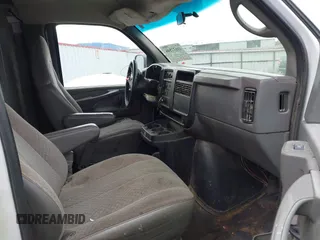 2005 GMC Savana Cargo Van with VIN 1GTGG25V451900301, listed as a IAAI auction lot 41637546 with 237,623 mi miles. Bid and sale history available at carsss.com. Image 5.
