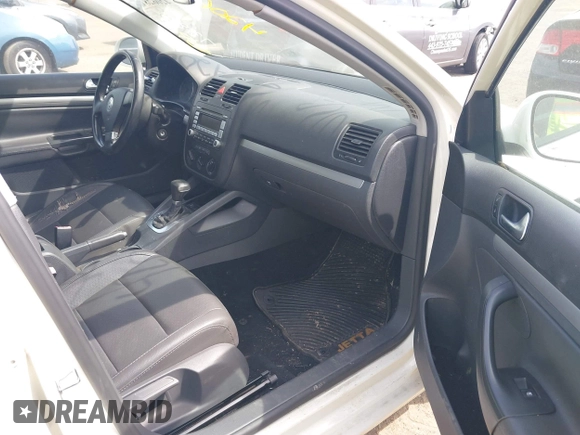2008 Volkswagen Jetta SE with VIN 3VWRZ71KX8M173889, listed as a IAAI auction lot 42062818 with Not provided miles and . Bid and sale history available at DreamBid. Image 5.